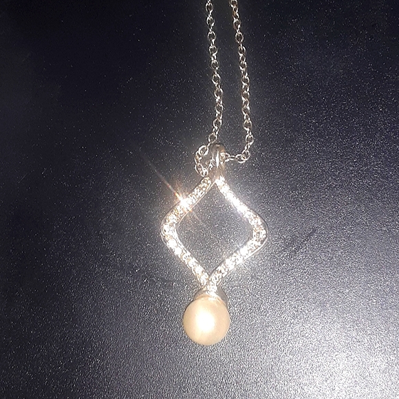 Avon Jewelry - Pearl necklace